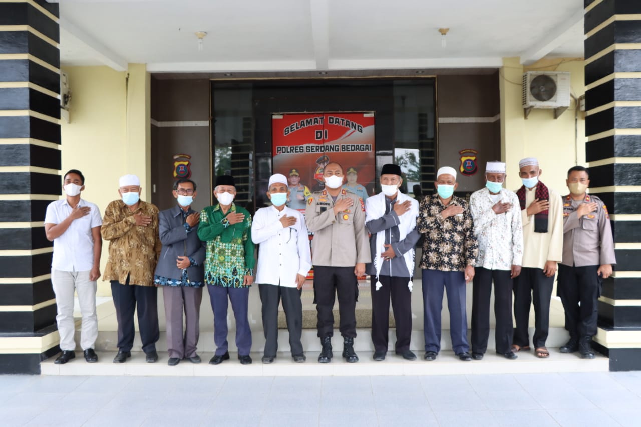 Kapolres Sergai AKBP Ali Machfud menerima kunjungan silaturahmi para tokoh Kabupaten Serdang Bedagai.