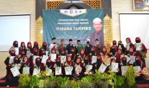 Para Tahfizh Qur'an 30 juz yang sudah sukses saat diwisuda langsung Pimpinan Pondok Pesantren Tahfizh Qur'an HPAIC Merapi disaksikan Tuan Haji Ismail Bin Haji Ahmad.