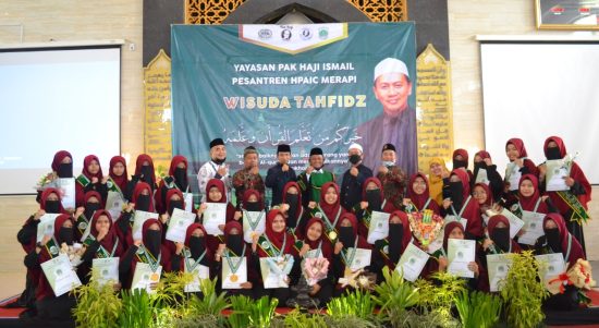 Para Tahfizh Qur'an 30 juz yang sudah sukses saat diwisuda langsung Pimpinan Pondok Pesantren Tahfizh Qur'an HPAIC Merapi disaksikan Tuan Haji Ismail Bin Haji Ahmad.