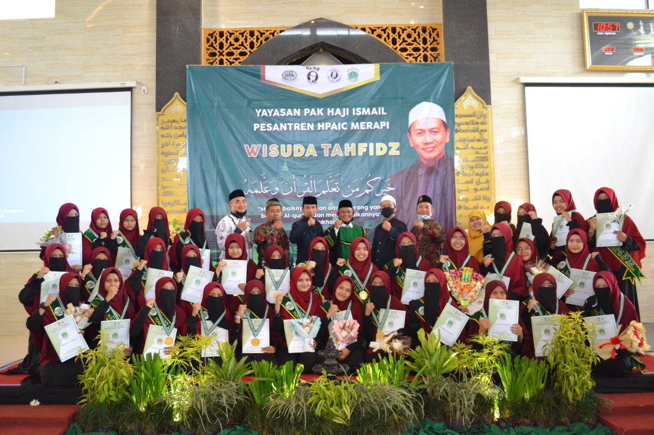 Para Tahfizh Qur'an 30 juz yang sudah sukses saat diwisuda langsung Pimpinan Pondok Pesantren Tahfizh Qur'an HPAIC Merapi disaksikan Tuan Haji Ismail Bin Haji Ahmad.