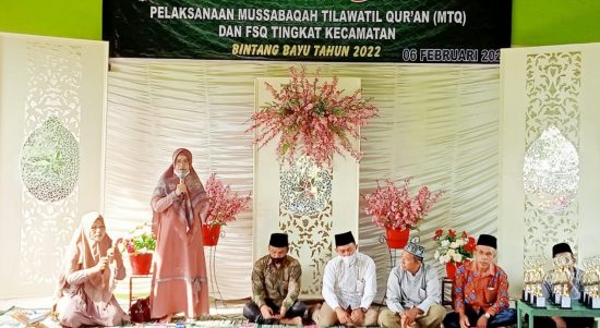 Camat Bintang Bayu Fitrianti,M.Si, membuka secara resmi kegiatan Seleksi Tilawatil Qur’an (STQ) tingkat Kecamatan di aula Kantor Urusan Agama setempat, Minggu (6/2/2022).