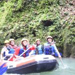 Bupati Sergai Darma Wijaya (2 dari kanan),Wabup Adlin (depan kiri) dan Walikota Medan Bobby Nasution (2 dari kiri) menjajal rafting atau arung jeram di Sungai Bahbolon.