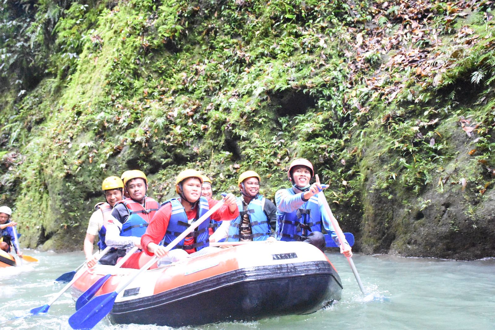 Bupati Sergai Darma Wijaya (2 dari kanan),Wabup Adlin (depan kiri) dan Walikota Medan Bobby Nasution (2 dari kiri) menjajal rafting atau arung jeram di Sungai Bahbolon.