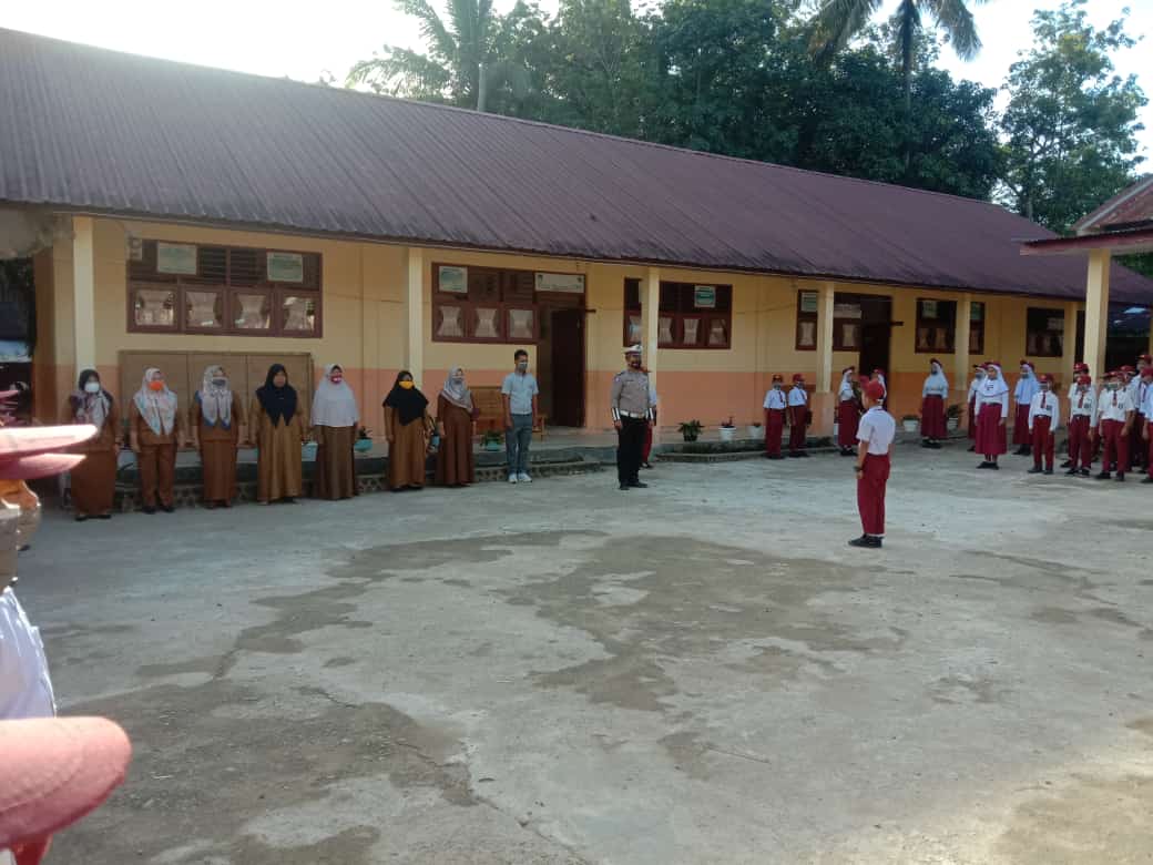 Kanit Kamsel Lantas Polres Palas AIPDA Julaham Efendi, melaksanakan kegiatan upacara bendera dalam rangka “Polisi Go To School” bertindak selaku Pembina Upacara di SD Negeri 0602 Matomdang, Senin (07/02/2022)