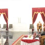 Bupati Sergai Darma Wijaya didampingi Kapolres dan Dandim mendengarkan arahan Presiden RI Joko Widodo lewat virtual terkait tantangan varian baru omicron.