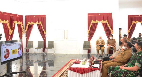 Bupati Sergai Darma Wijaya didampingi Kapolres dan Dandim mendengarkan arahan Presiden RI Joko Widodo lewat virtual terkait tantangan varian baru omicron.