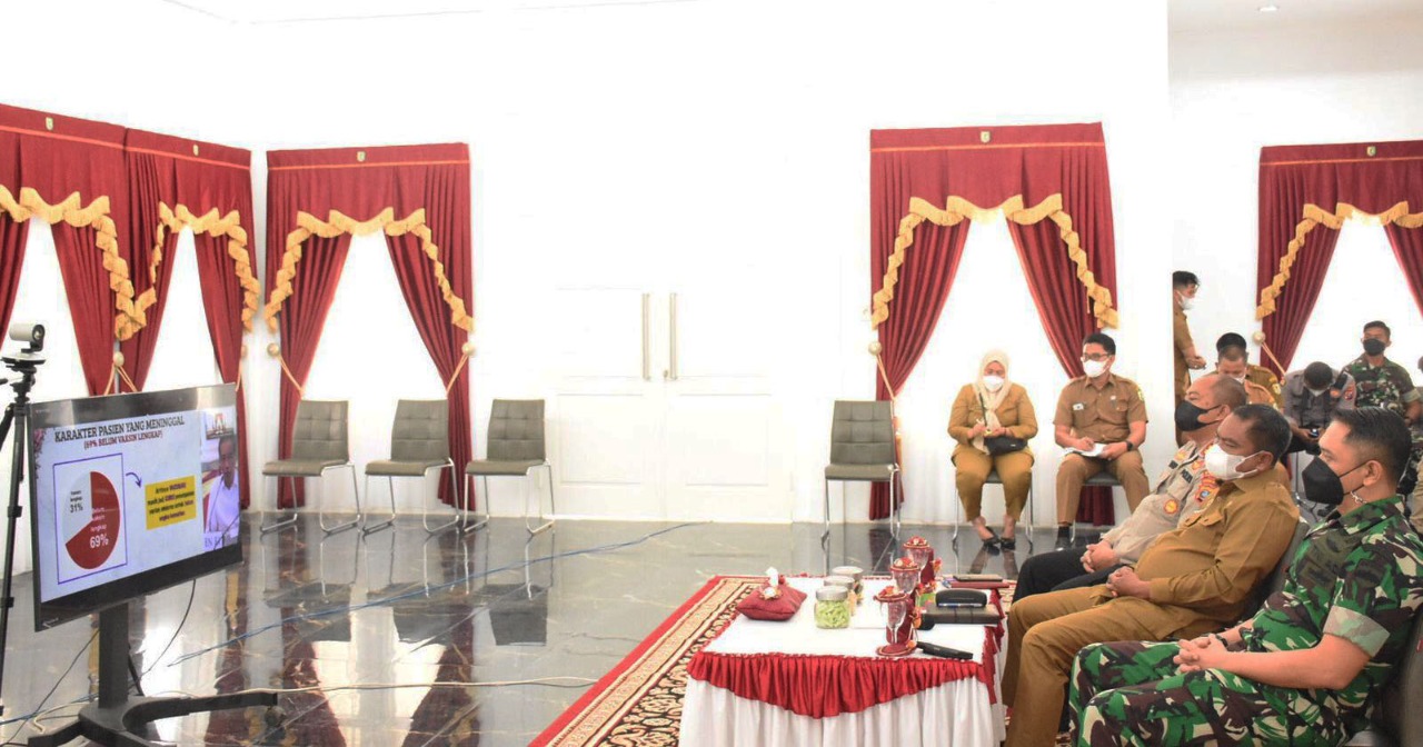 Bupati Sergai Darma Wijaya didampingi Kapolres dan Dandim mendengarkan arahan Presiden RI Joko Widodo lewat virtual terkait tantangan varian baru omicron.