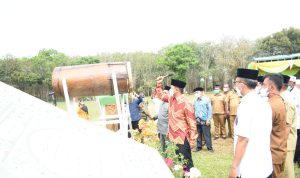 Wabup Sergai Adlin Tambunan memukul beduk tanda peresmian pembukaan MTQ dan FSQ tingkat Kecamatan Sei Rampah.