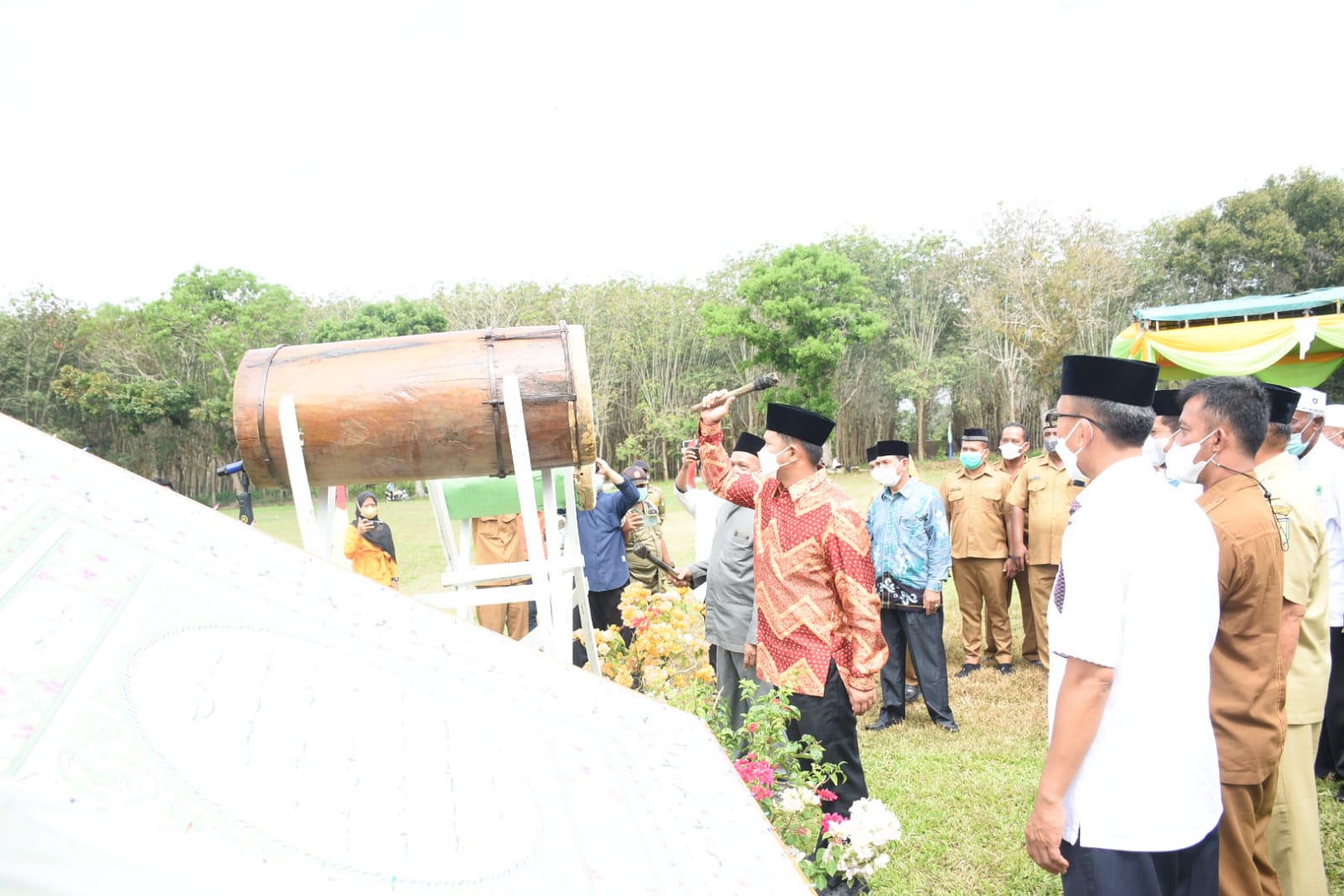 Wabup Sergai Adlin Tambunan memukul beduk tanda peresmian pembukaan MTQ dan FSQ tingkat Kecamatan Sei Rampah.