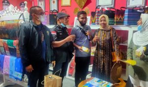 Perwakilan PWI Sergai meninjau stand di pameran HPN tahun 2022 Sultra.