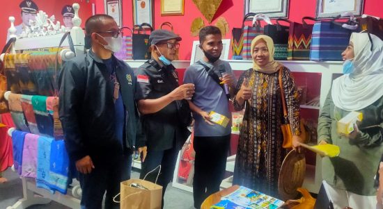 Perwakilan PWI Sergai meninjau stand di pameran HPN tahun 2022 Sultra.