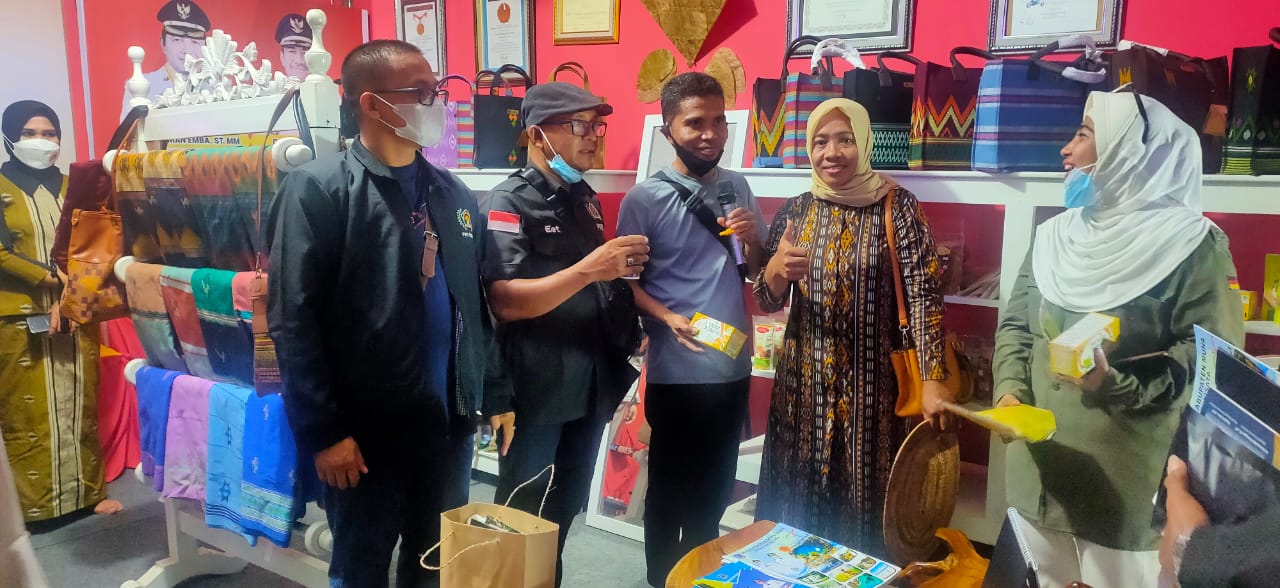 Perwakilan PWI Sergai meninjau stand di pameran HPN tahun 2022 Sultra.