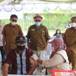 Bupati Sergai Darma Wijaya (kanan) meninjau langsung vaksinasi massal di Taman PT Socfindo Conservation PT. Socfindo Bangun Bandar, Desa Martebing, Dolok Masihul.             