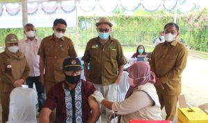 Bupati Sergai Darma Wijaya (kanan) meninjau langsung vaksinasi massal di Taman PT Socfindo Conservation PT. Socfindo Bangun Bandar, Desa Martebing, Dolok Masihul.             