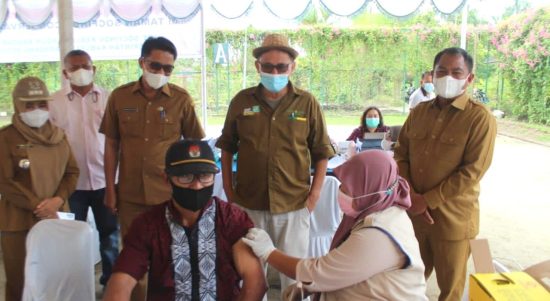 Bupati Sergai Darma Wijaya (kanan) meninjau langsung vaksinasi massal di Taman PT Socfindo Conservation PT. Socfindo Bangun Bandar, Desa Martebing, Dolok Masihul.             