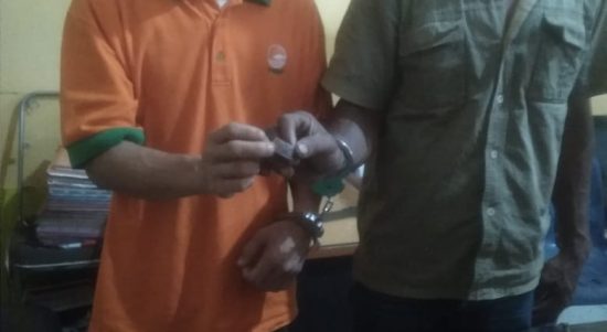 Kedua pelaku pengguna narkoba diamankan di Mapolsek Teluk Mengkudu.