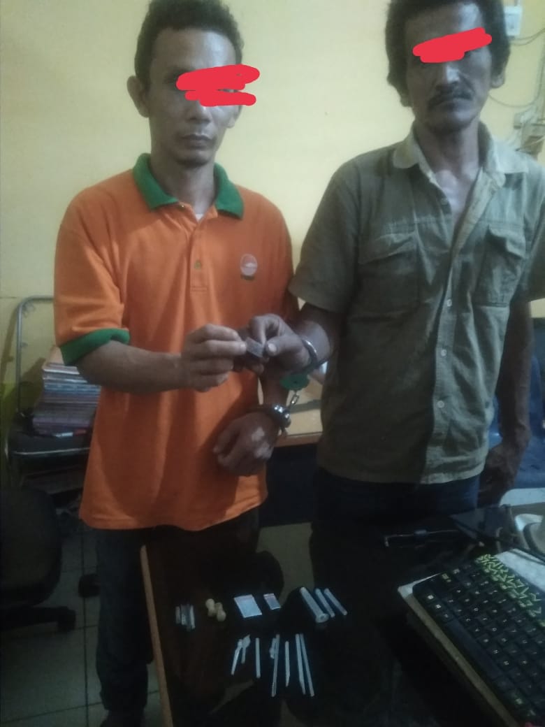 Kedua pelaku pengguna narkoba diamankan di Mapolsek Teluk Mengkudu.