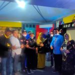 Kepala Dinas Pertanian dan Ketahanan Pangan Kota Baubau Muhammad Rais M kepada rombongan PWI Sergai saat mengunjungi stand pameran Kota Baubau dalam rangkaian HPN tahun 2022 di lapangan eks MTQ Kendari, Senin (7/2) malam.