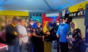 Kepala Dinas Pertanian dan Ketahanan Pangan Kota Baubau Muhammad Rais M kepada rombongan PWI Sergai saat mengunjungi stand pameran Kota Baubau dalam rangkaian HPN tahun 2022 di lapangan eks MTQ Kendari, Senin (7/2) malam.