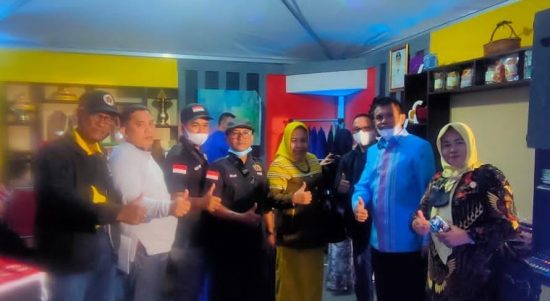 Kepala Dinas Pertanian dan Ketahanan Pangan Kota Baubau Muhammad Rais M kepada rombongan PWI Sergai saat mengunjungi stand pameran Kota Baubau dalam rangkaian HPN tahun 2022 di lapangan eks MTQ Kendari, Senin (7/2) malam.