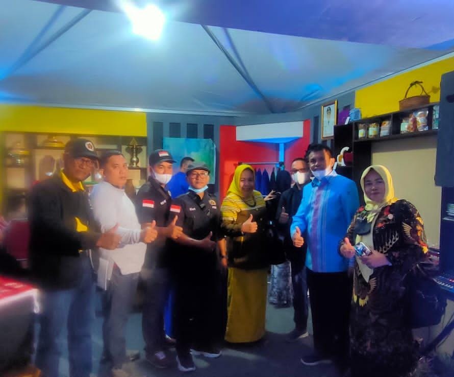 Kepala Dinas Pertanian dan Ketahanan Pangan Kota Baubau Muhammad Rais M kepada rombongan PWI Sergai saat mengunjungi stand pameran Kota Baubau dalam rangkaian HPN tahun 2022 di lapangan eks MTQ Kendari, Senin (7/2) malam.