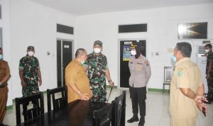 Kapolres Padang Sidempuan AKBP Juliani Prihartini bersama Dandim 0212/Tapsel Letkol Inf. Rooy Chandra Sihombing tampak sedang berbincang dengan Sekretaris Satgas Covid-19 Sidempuan.