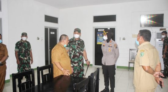 Kapolres Padang Sidempuan AKBP Juliani Prihartini bersama Dandim 0212/Tapsel Letkol Inf. Rooy Chandra Sihombing tampak sedang berbincang dengan Sekretaris Satgas Covid-19 Sidempuan.