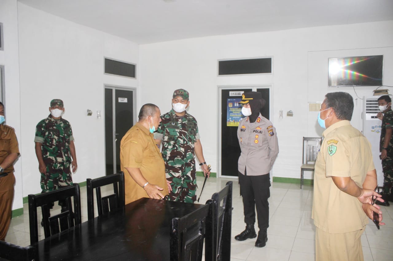 Kapolres Padang Sidempuan AKBP Juliani Prihartini bersama Dandim 0212/Tapsel Letkol Inf. Rooy Chandra Sihombing tampak sedang berbincang dengan Sekretaris Satgas Covid-19 Sidempuan.
