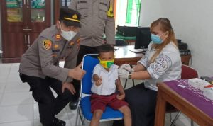 Kapolsek IPTU Domdom Panjaitan (kiri) memberi acungan jempol bersama siswa SD tanda memberikan semangat saat meninjau vaksinasi anak 6-11 tahun di Puskesmas Kotarih, Rabu (9/02/2022).(Foto Ar Manik/ Mitanews.co.id