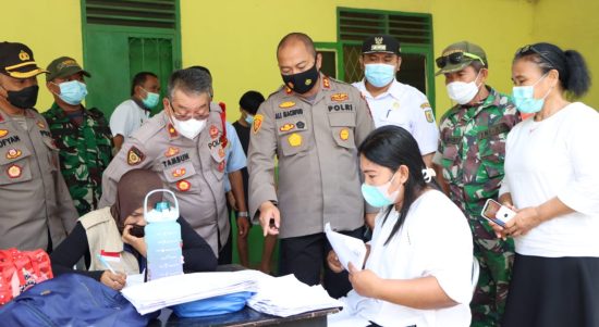 Kapolres Sergai AKBP Ali Machfud meninjau pelaksanaan vaksinasi di Desa Sei Bamban, Kecamatan Sei Bamban, Kabupaten Serdang Bedagai, Rabu (9/02/2022).