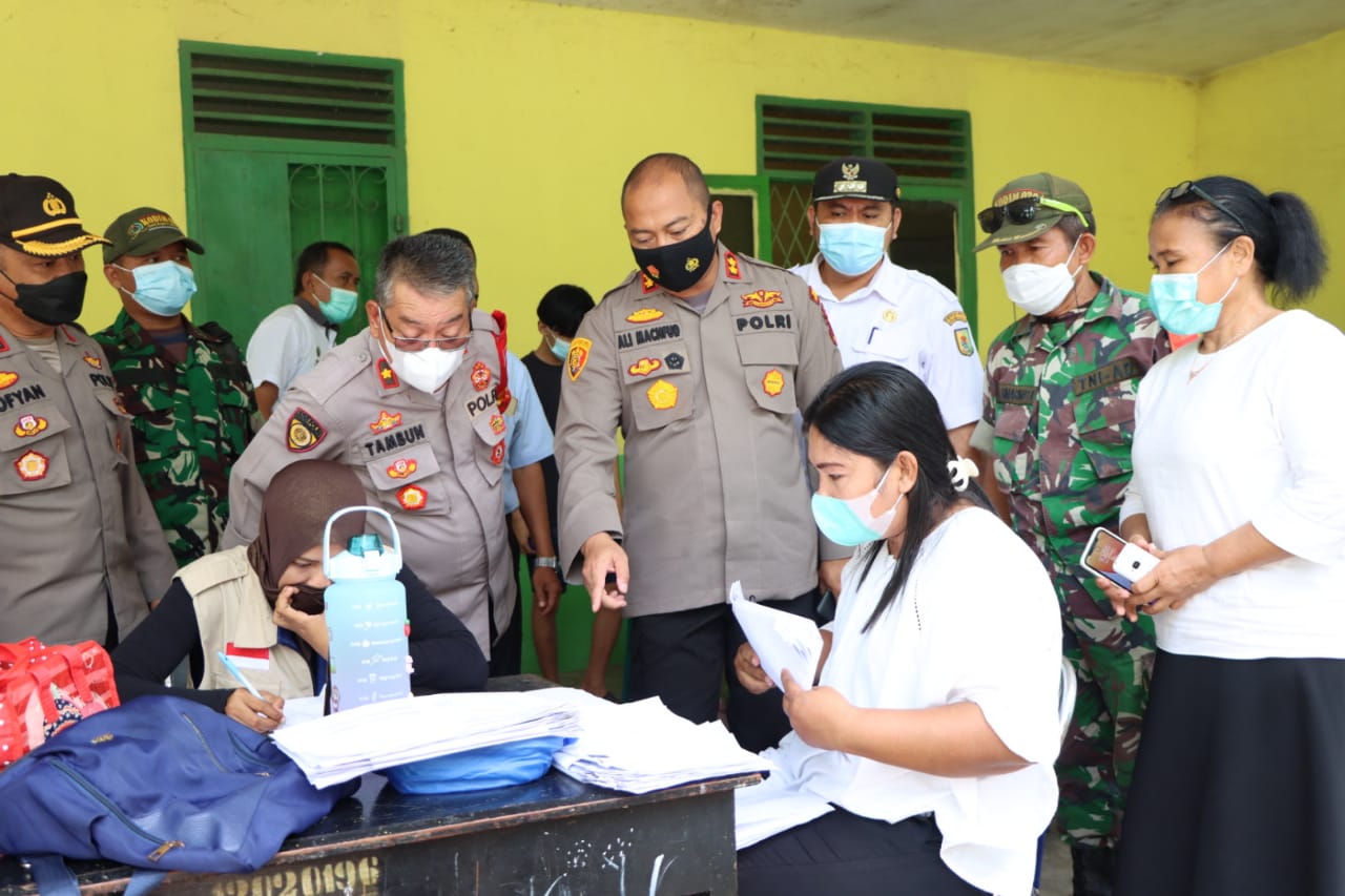 Kapolres Sergai AKBP Ali Machfud meninjau pelaksanaan vaksinasi di Desa Sei Bamban, Kecamatan Sei Bamban, Kabupaten Serdang Bedagai, Rabu (9/02/2022).