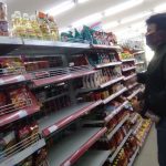 Warga sedang mengecek minyak goreng disalah satu mini market.