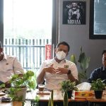 Wabup Sergai Adlin Tambunan (tengah) ngopi bareng dengan sejumlah organisasi serikat buruh dan pekerja di Kopitomi Cafe di Jalan Negara Simpang Pasar Rodi Desa Firdaus Kecamatan Sei Rampah.