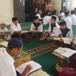 Santri Pondok Pesantren Tahfizh Qur'an HPAIC Merapi saat serius melakukan hafalan Al-Qur'an dalam keseharian mereka.