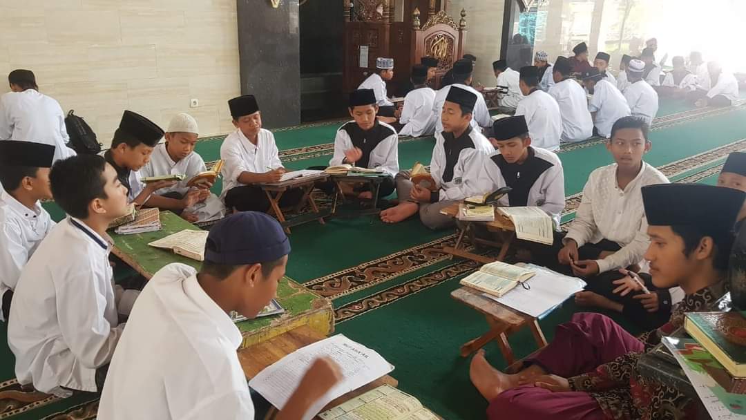 Santri Pondok Pesantren Tahfizh Qur'an HPAIC Merapi saat serius melakukan hafalan Al-Qur'an dalam keseharian mereka.