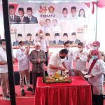 Sekretaris DPD Gerindra Sumut, H Aulia Rahman memotong tumpeng pada Hari Ulang Tahun (HUT) Partai Gerindra ke-14 yang digelar DPC Gerindra Sergai.