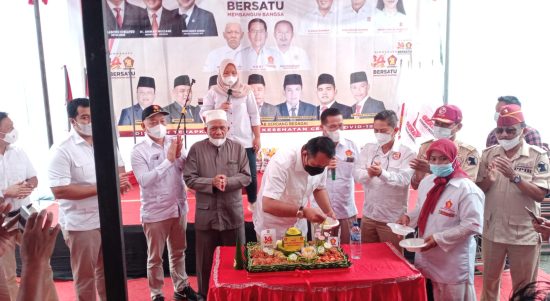 Sekretaris DPD Gerindra Sumut, H Aulia Rahman memotong tumpeng pada Hari Ulang Tahun (HUT) Partai Gerindra ke-14 yang digelar DPC Gerindra Sergai.