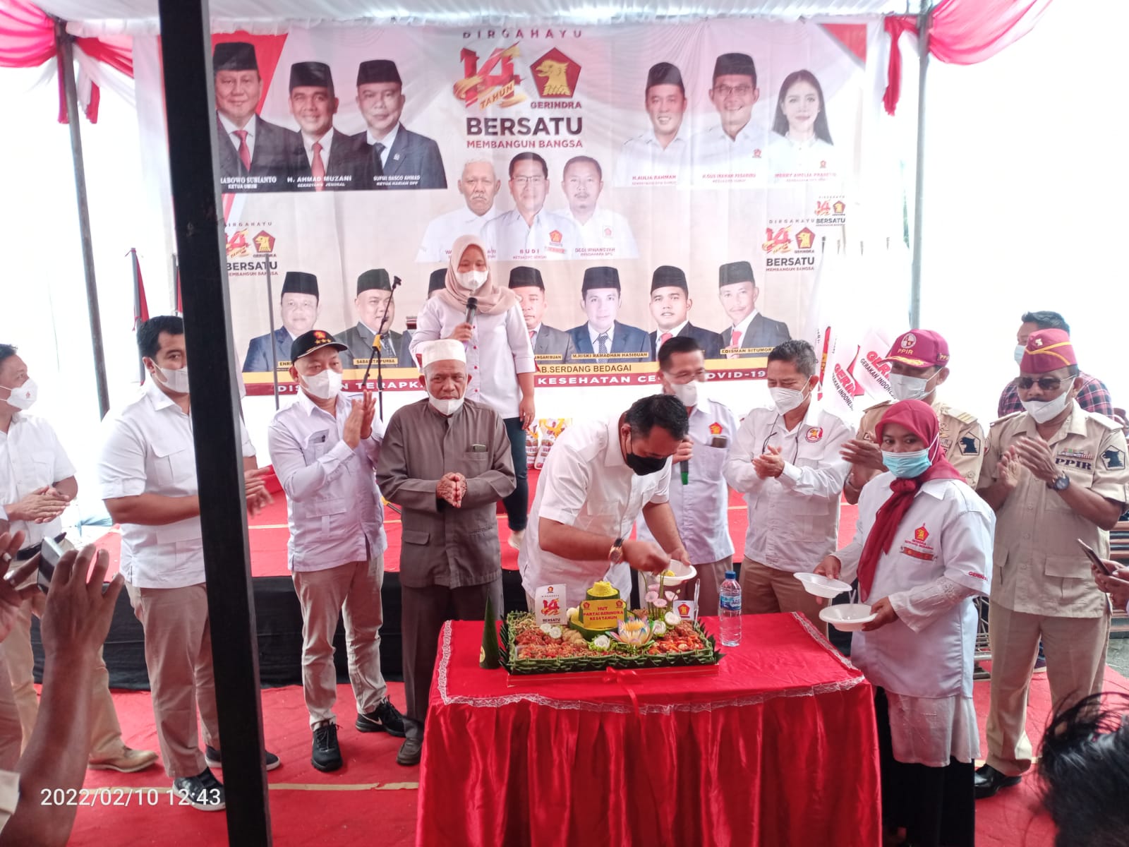 Sekretaris DPD Gerindra Sumut, H Aulia Rahman memotong tumpeng pada Hari Ulang Tahun (HUT) Partai Gerindra ke-14 yang digelar DPC Gerindra Sergai.