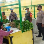 Tim Gempur Covid-19 Polsek Pantai Cermin saat memberikan imbauan kepada pengusaha dan masyarakat yang beraktivitas di Pasar Tradisional Rakyat, Pantai Cermin Kanan.
