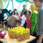 Antusias warga yang dalam operasi pasar murah Pemkab Sergai di pelataran depan Kantor Camat Tanjung Beringin, Jumat (11/2/2022).