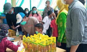 Antusias warga yang dalam operasi pasar murah Pemkab Sergai di pelataran depan Kantor Camat Tanjung Beringin, Jumat (11/2/2022).