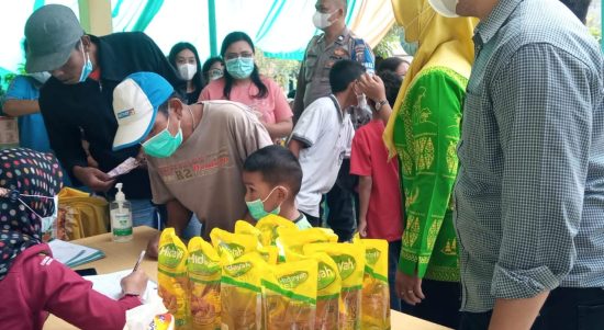 Antusias warga yang dalam operasi pasar murah Pemkab Sergai di pelataran depan Kantor Camat Tanjung Beringin, Jumat (11/2/2022).