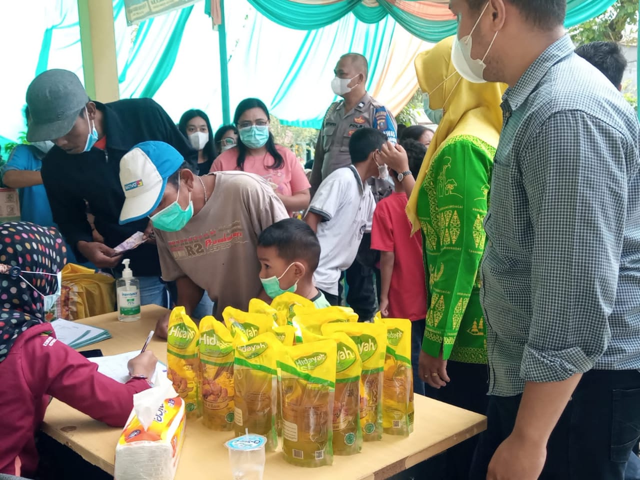 Antusias warga yang dalam operasi pasar murah Pemkab Sergai di pelataran depan Kantor Camat Tanjung Beringin, Jumat (11/2/2022).