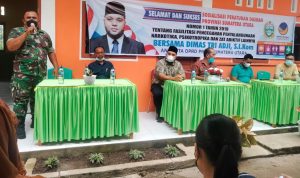 Dimas Tri Adji ( tiga dari kiri) ketika melakukan Perda No 1 Tahun 2019 Provinsi Sumatera Utara tentang Narkotika Psikotropika dan Zat Adiktif lainnya di Desa Bintang Bayu,Jumat (11/2/2022).