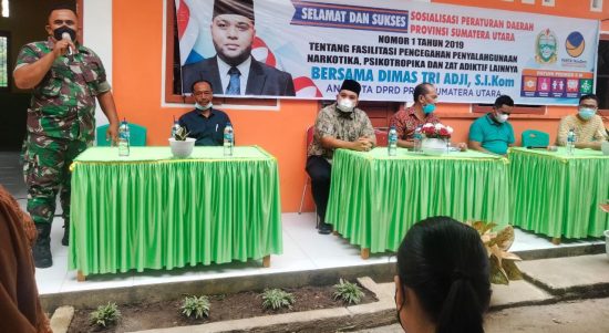 Dimas Tri Adji ( tiga dari kiri) ketika melakukan Perda No 1 Tahun 2019 Provinsi Sumatera Utara tentang Narkotika Psikotropika dan Zat Adiktif lainnya di Desa Bintang Bayu,Jumat (11/2/2022).