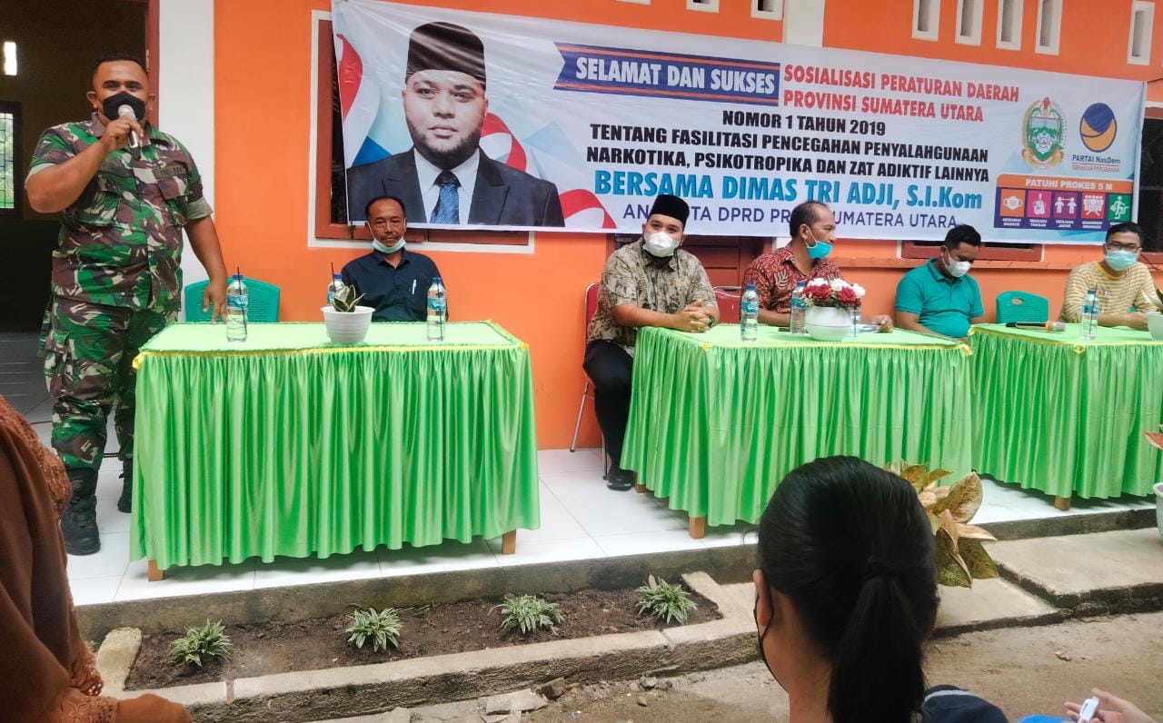 Dimas Tri Adji ( tiga dari kiri) ketika melakukan Perda No 1 Tahun 2019 Provinsi Sumatera Utara tentang Narkotika Psikotropika dan Zat Adiktif lainnya di Desa Bintang Bayu,Jumat (11/2/2022).