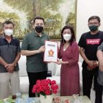 Riski Ramadhan Hasibuan didampingi anggota DPRD Sergai dari Fraksi Gerindra,menerima SK sebagai Ketua KESIRA Provinsi Sumut,dari Ketua Pelaksana Harian Grace Rosalyn Hutape Jumat (11/2/2022).