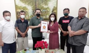 Riski Ramadhan Hasibuan didampingi anggota DPRD Sergai dari Fraksi Gerindra,menerima SK sebagai Ketua KESIRA Provinsi Sumut,dari Ketua Pelaksana Harian Grace Rosalyn Hutape Jumat (11/2/2022).