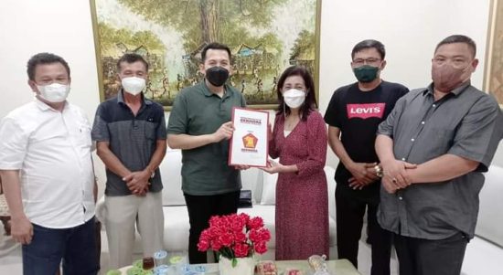 Riski Ramadhan Hasibuan didampingi anggota DPRD Sergai dari Fraksi Gerindra,menerima SK sebagai Ketua KESIRA Provinsi Sumut,dari Ketua Pelaksana Harian Grace Rosalyn Hutape Jumat (11/2/2022).