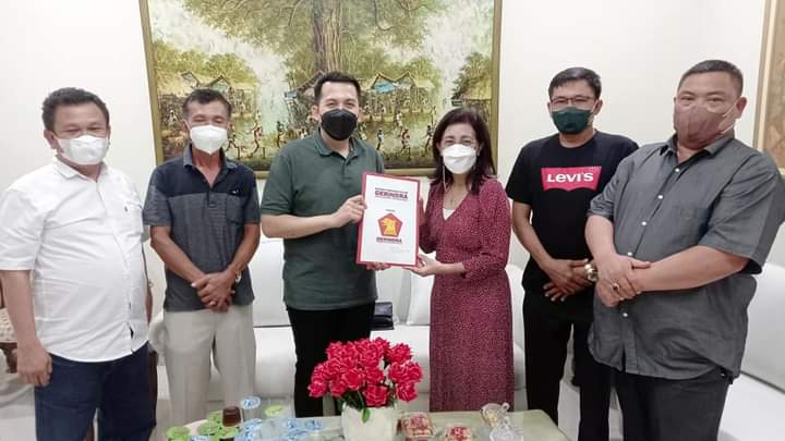 Riski Ramadhan Hasibuan didampingi anggota DPRD Sergai dari Fraksi Gerindra,menerima SK sebagai Ketua KESIRA Provinsi Sumut,dari Ketua Pelaksana Harian Grace Rosalyn Hutape Jumat (11/2/2022).